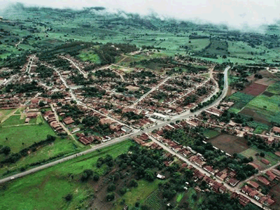 Carros e motos são flagrados abastecendo na campanha em Taquarana