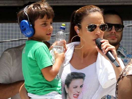 Ivete elogia o bumbum: “vivia distante, agora aproximou”