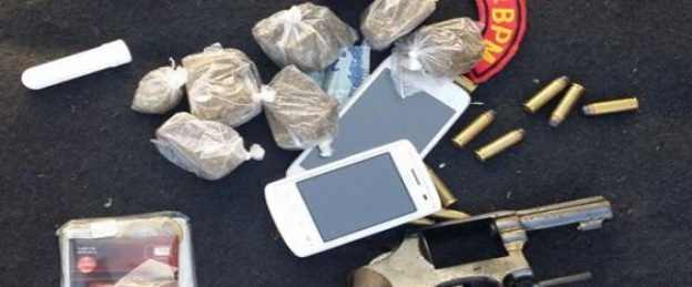 PF prende duas pessoas em Penedo por porte ilegal de arma de fogo e tráfico