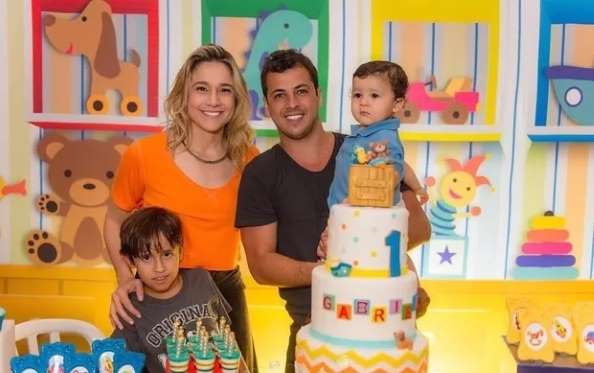 Fernanda Gentil posa com o ex-marido em festa do filho