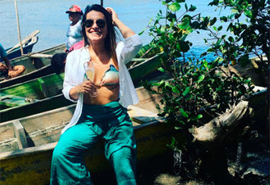 Cleo Pires posa descontraída de biquíni em Alagoas