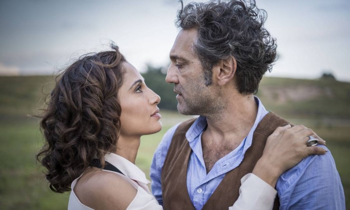 Em Velho Chico, Queiroz conta para Afrânio sobre a volta de Santo