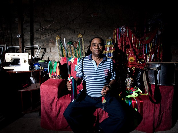 mestre_andre_confecciona_materiais_usados_para_dancar_o_guerreiro