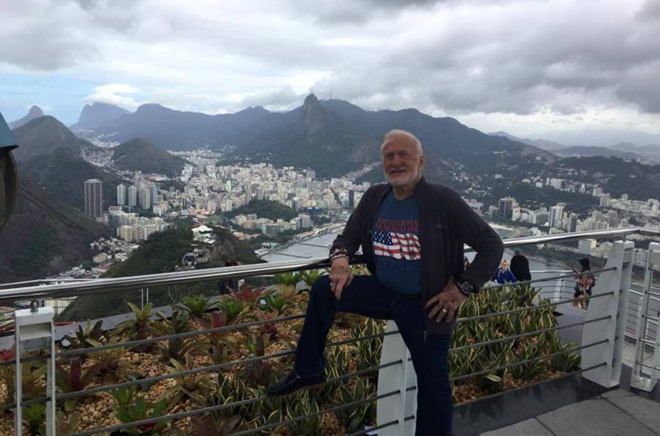 O primeiro homem a fazer xixi na Lua