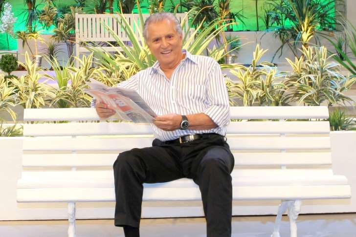 Carlos Alberto vive romance com mulher 42 anos mais nova