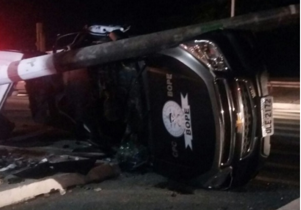 Quatro militares ficam feridos após capotamento em Maceió