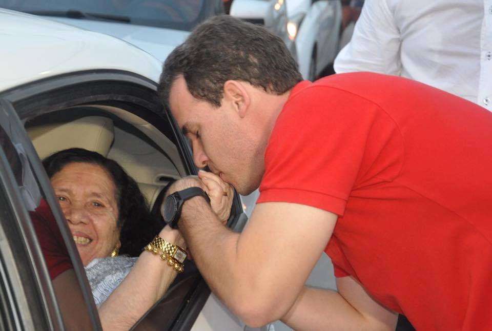 Matriarca da família Calheiros aos 83 anos entra na campanha para ajudar neto