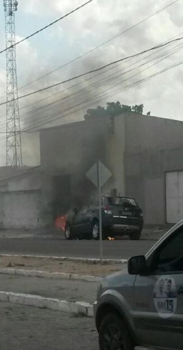 Veículo é incendiado em Monteirópolis