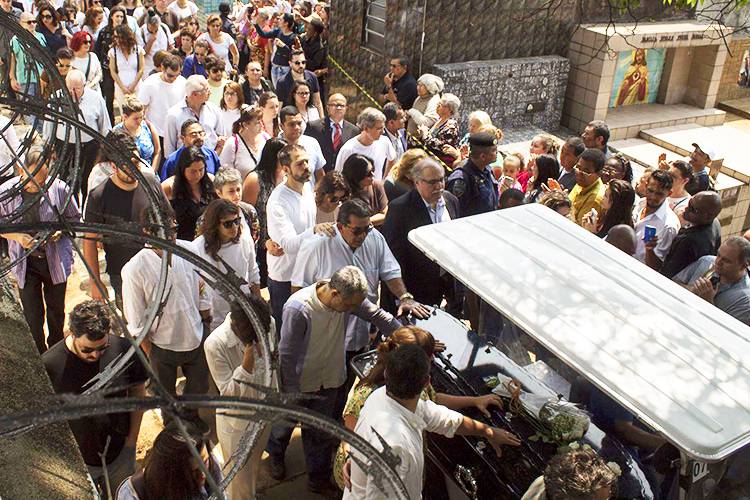 Corpo de Montagner é sepultado na Zona Leste de São Paulo