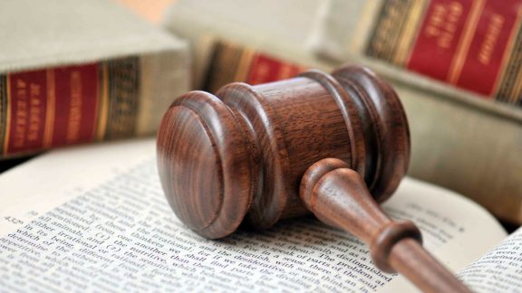 Pai biológico deve pagar pensão de filho criado por outro homem, decide STF