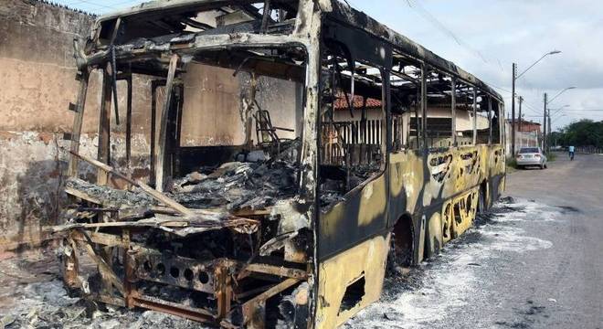 Ônibus foi incendiado no Terminal da Forquilha, em São Luis, na madrugada desta sexta-feira (30) Honorio Moreira/ 30.9.16/ Futura Press/ Estadão Conteúdo