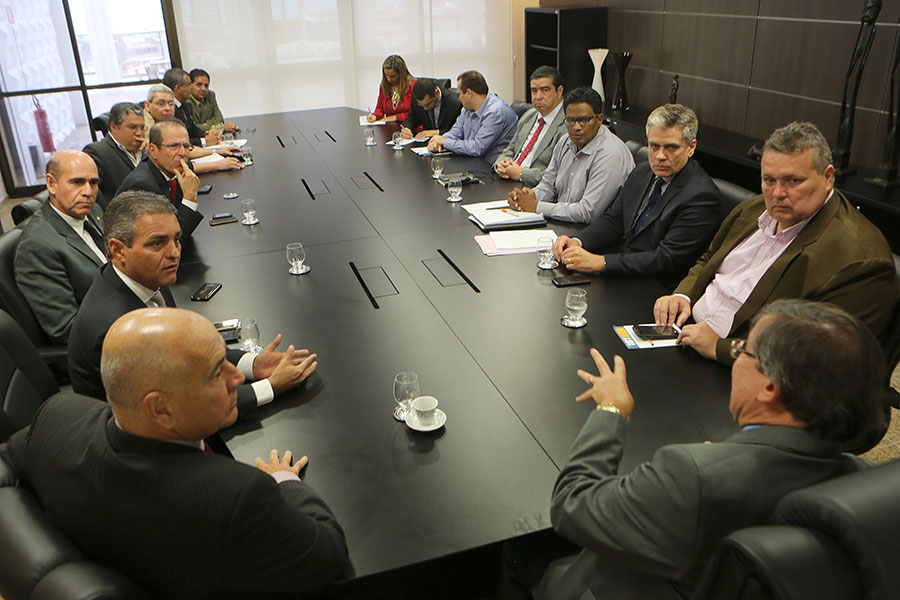 Presidente do TJ discute segurança com juízes e secretários de Estado