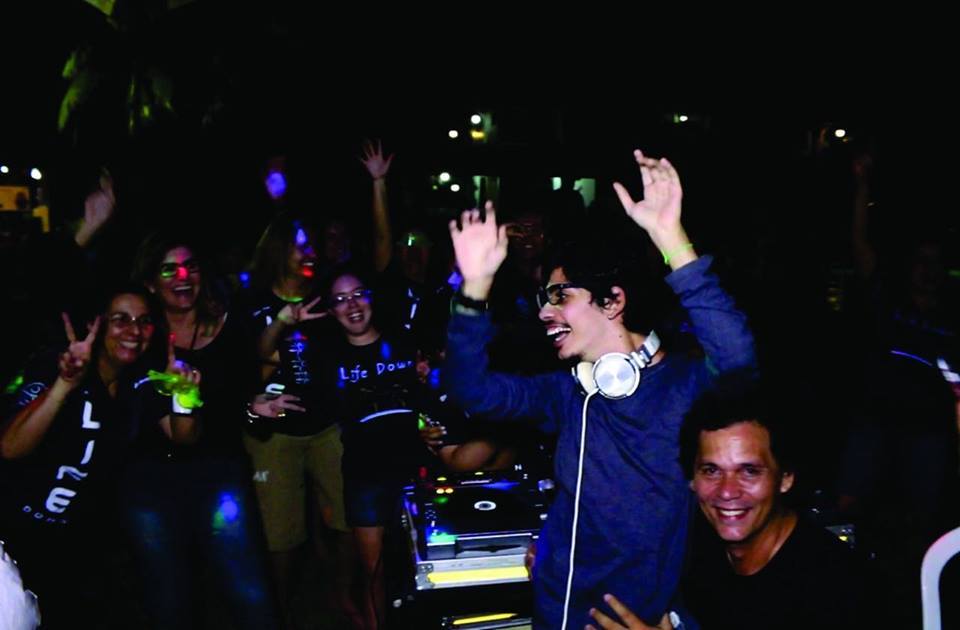 DJ com paralisia cerebral faz festa para crianças portadoras de necessidades especiais