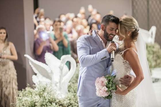 Climão! Gusttavo Lima veta namorada do pai em casamento