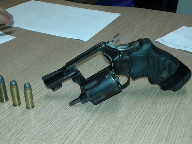 Arma foi apreendida e encaminhada para a Polícia Civil (Foto: Sd JoiltonPolícia Militar)