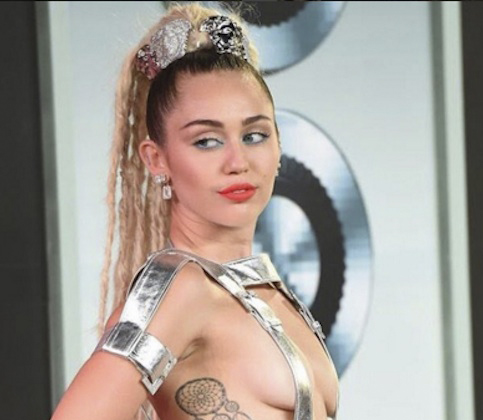 “Meu primeiro relacionamento foi com garota”, diz Miley Cyrus