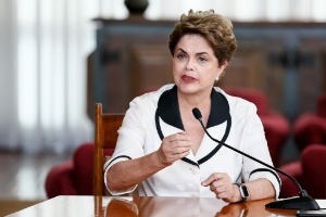 dilma-rousseff-fala-a-imprensa-internacional-direto-do-palacio-da-alvorada-em-brasilia-1472851161444_300x200