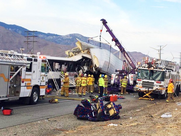 Colisão entre um ônibus de turismo e uma carreta na Interstate 10 perto de Palm Springs, no deserto de Mojave, na Califórnia, EUA (Foto: Chris Tarpening/KESQ NewsChannel 3/CBS Local 2 via AP)