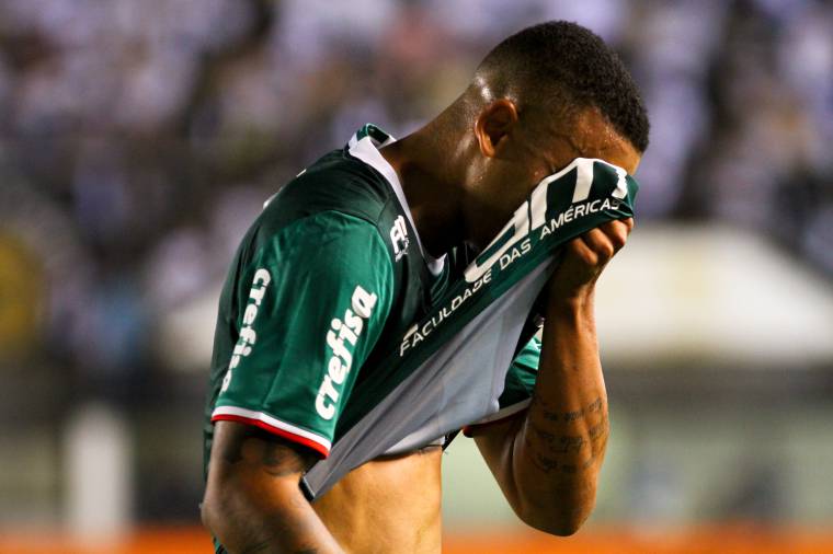 Gabriel Jesus durante o jogo entre Santos e Palmeiras realizado na Vila Belmiro na noite deste Sábado (29), em Santos. (Ricardo Moreira /Fotoarena/Folhapress)