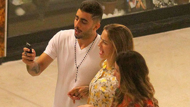 Voltaram? Luana Piovani e Pedro Scooby passeiam de mãos dadas no Rio de Janeiro