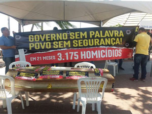 Policiais civis levam caixão à orla para ‘sepultar segurança’