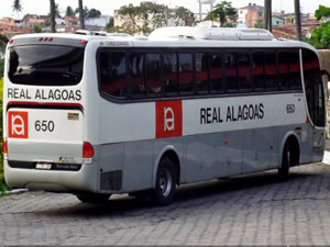 Dupla armada assalta ônibus da Real Alagoas