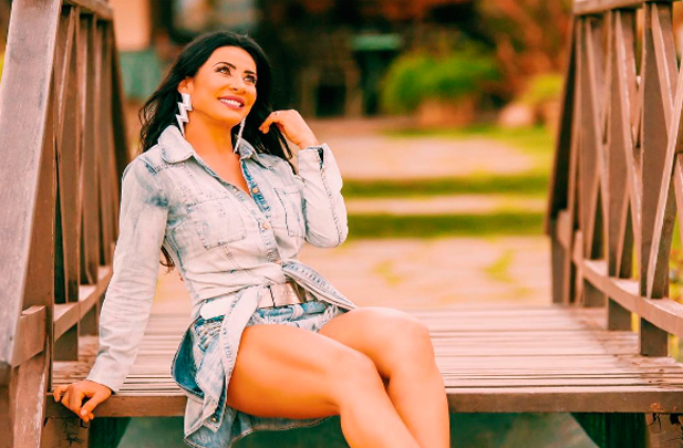 Scheila Carvalho faz pose de diva e coxão impressiona