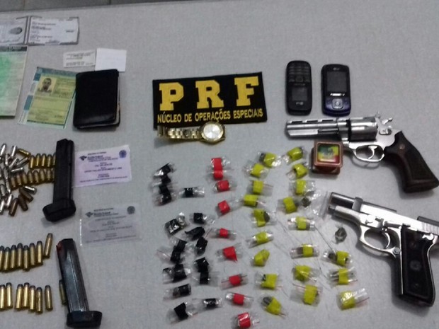 Material aprendido com os suspeitos (Foto: Divulgação/PRF)