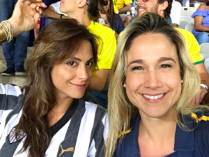 Fernanda Gentil assiste a Brasil x Argentina acompanhada da namorada