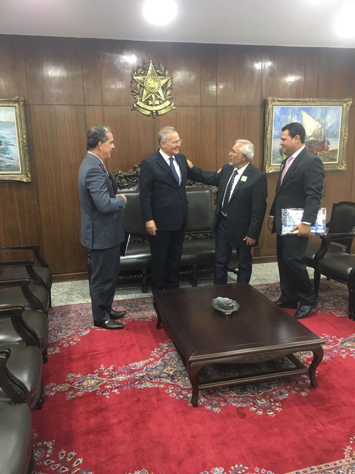 Ronaldo Medeiros circula com Padre Eraldo no gabinete do senador Renan