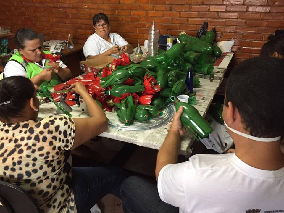 Slum cria decoração natalina com mais de 500 garrafas PET