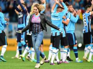 Carol Portallupi, filha do técnico Renato Gaúcho do Grêmio acompanha o pai no gramado após a partida entre Grêmio RS e Cruzeiro MG, válida pela semifinal da Copa do Brasil 2016, na Arena do Grêmio em Porto Alegre (RS), nesta quarta-feira (02).