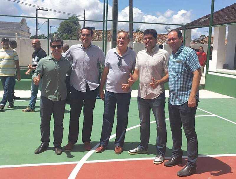 Rui Palmeira leva Lessa para conhecer quadra poliesportiva em Fernão Velho