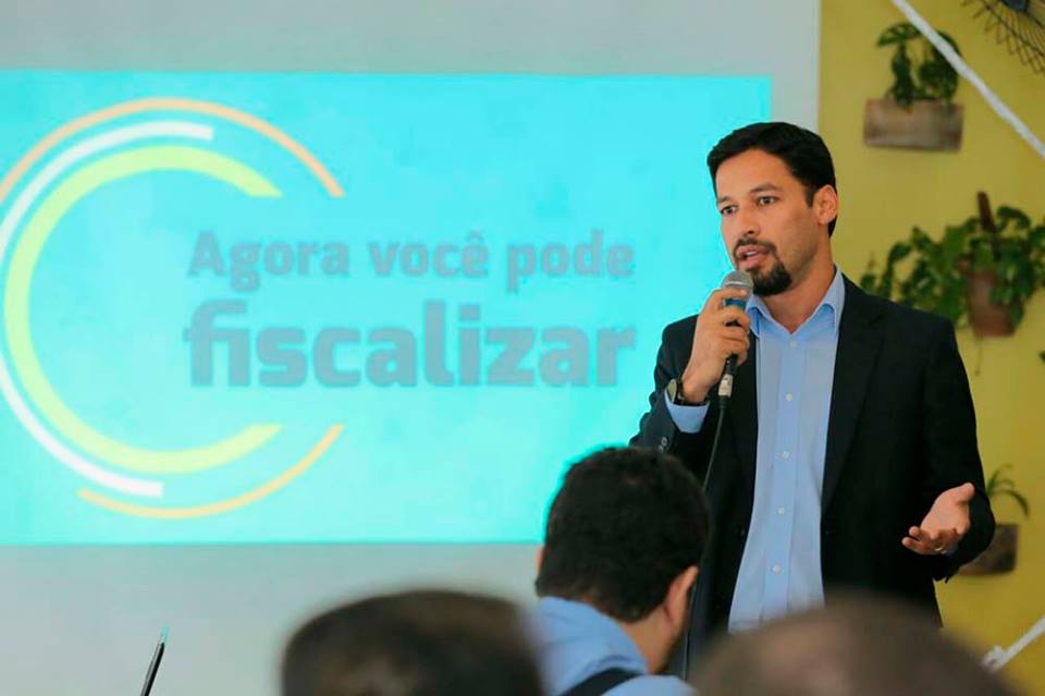 Rodrigo Cunha abre concurso para universitários