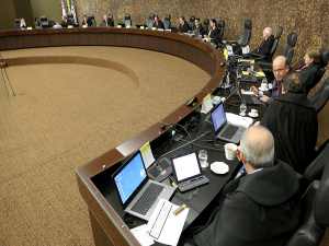 Pedido de vista adia julgamento cível de promotor condenado por estupro