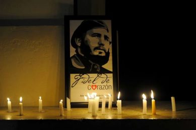 TOPSHOT - Students light candles in honour of Cuban historic revolutionary leader Fidel Castro a day after his death, at the Havana University in Havana on November 26, 2016.  Cuban revolutionary icon Fidel Castro died late Friday in Havana, his brother, President Raul Castro, announced on national television. Castro's ashes will be buried in the historic southeastern city of Santiago on December 4 after a four-day procession through the country. / AFP PHOTO / Yamil LAGE