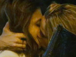 Fernanda Gentil ganha beijo da namorada em aniversário de 30 anos