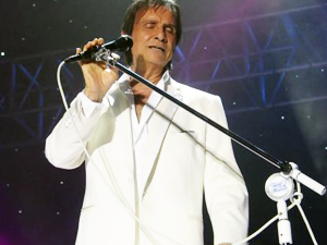 Aos 75 anos, Roberto Carlos é aconselhado a diminuir ritmo de shows