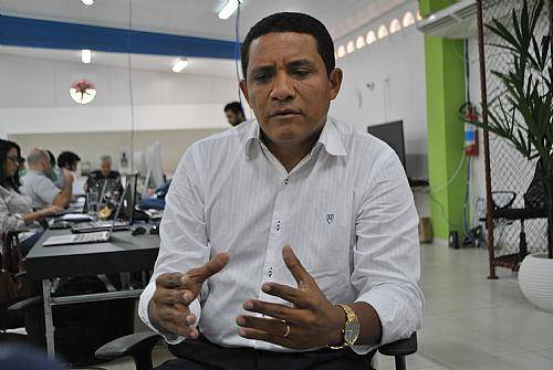 Julio Cezar vai congelar seu salário e dos secretários por quatro anos