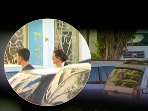 Imagem mostra Adriana Ancelmo sendo conduzida por policial FOTO: REPRODUÇÃO/TV GLOBO