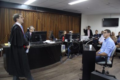 O promotor Carlos Davi questiona testemunha Eli Natan. Crédito: TJ/AL