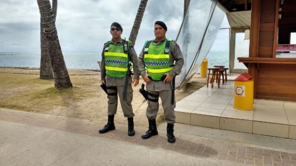 Dupla efetuando patrulhamento a pé na orla da Ponta Verde, parte baixa de Maceió(Foto: Ascom/PM)