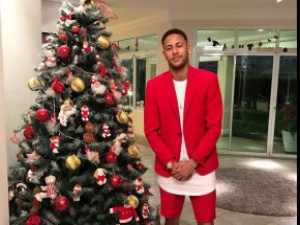 Neymar escolhe look extravagante para o Natal e é zoado na web