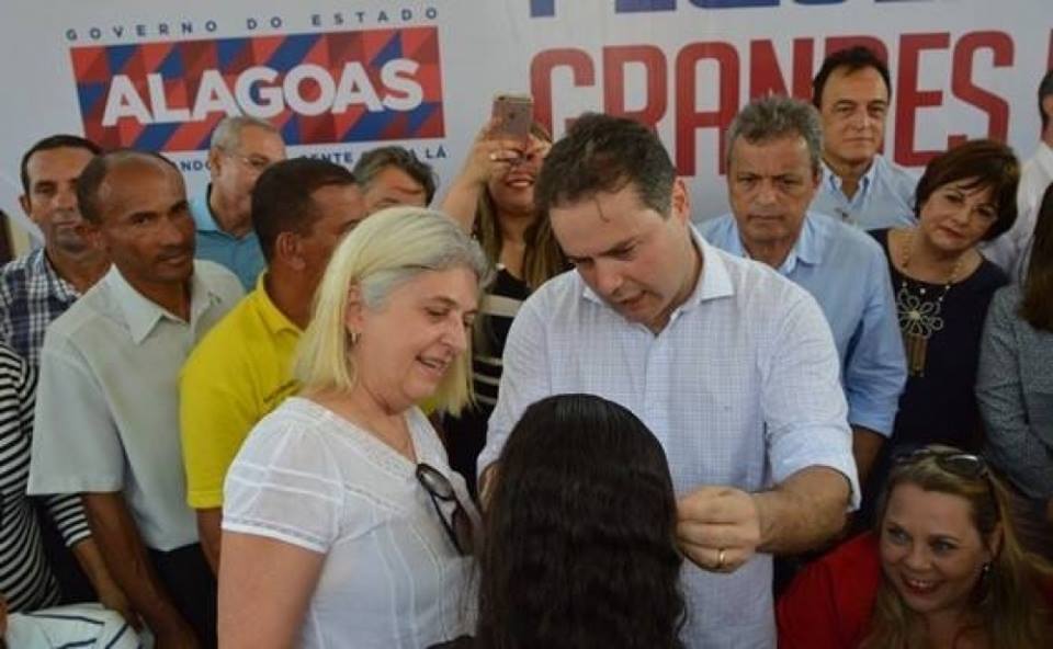 Renan Filho celebra Natal beneficiando alunos com entrega de óculos