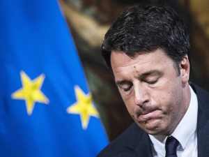 REN04 ROMA (ITALIA) 24/06/2016.- El primer ministro italiano, Matteo Renzi, durante una rueda de prensa celebrada en el Palacio Chigi, Roma, Italia, hoy, 24 de junio de 2016. Renzi lamentó el resultado del "brexit", defendió que Europa es el futuro y abogó por la construcción de una Unión Europea (UE) "más humana y más justa". El Reino Unido votó a favor de abandonar la Unión Europea (UE) tras conseguir el 52% del respaldo ciudadano frente al 48% que apoyó la permanencia, en el referéndum celebrado este jueves sobre su relación con el bloque comunitario. EFE/Angelo Carconi