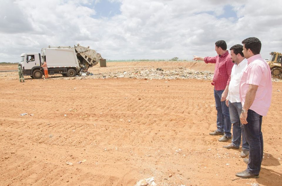 Marcelo Rodrigues comemora o fim do lixão em Limoeiro de Anadia