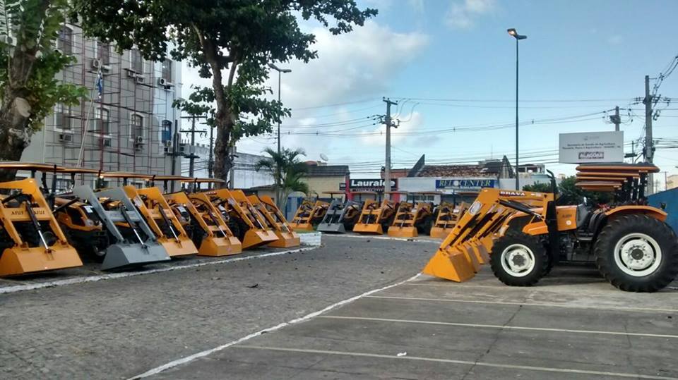 Benedito de Lira consegue 13 tratores e 6 caminhões térmicos para transporte de leite