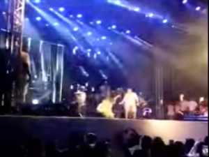 Marília Mendonça cai no palco dançando funk e manda recado nas redes sociais