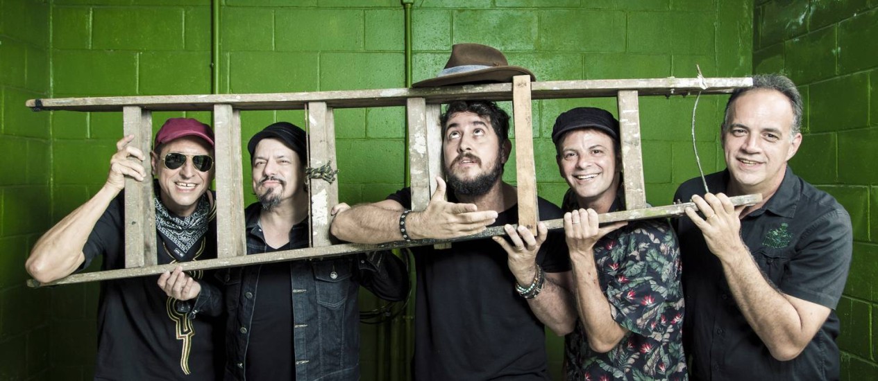 Guto Goffi (à esquerda), Mauricio Barros, os Rodrigos Suricato e Santos, e Fernando Magalhaes: o Barão Vermelho que volta a se apresentar em maio - Leo Martins Leia mais sobre esse assunto em http://oglobo.globo.com/cultura/musica/frejat-deixa-barao-vermelho-e-substituido-por-rodrigo-suricato-20783149#ixzz4W0vazn3Y © 1996 - 2017. Todos direitos reservados a Infoglobo Comunicação e Participações S.A. Este material não pode ser publicado, transmitido por broadcast, reescrito ou redistribuído sem autorização.