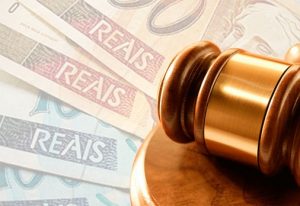 Casal é condenada a pagar R$ 5 mil por cobranças indevidas